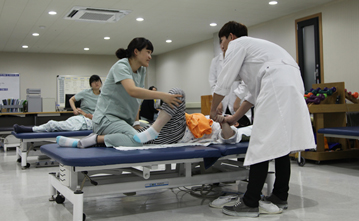재활치료를 시행하는 의료진 모습
