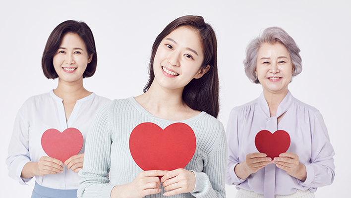 하트도형을 들고있는 여성